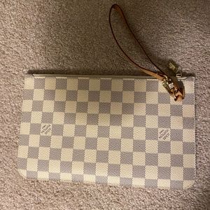 LV pochette